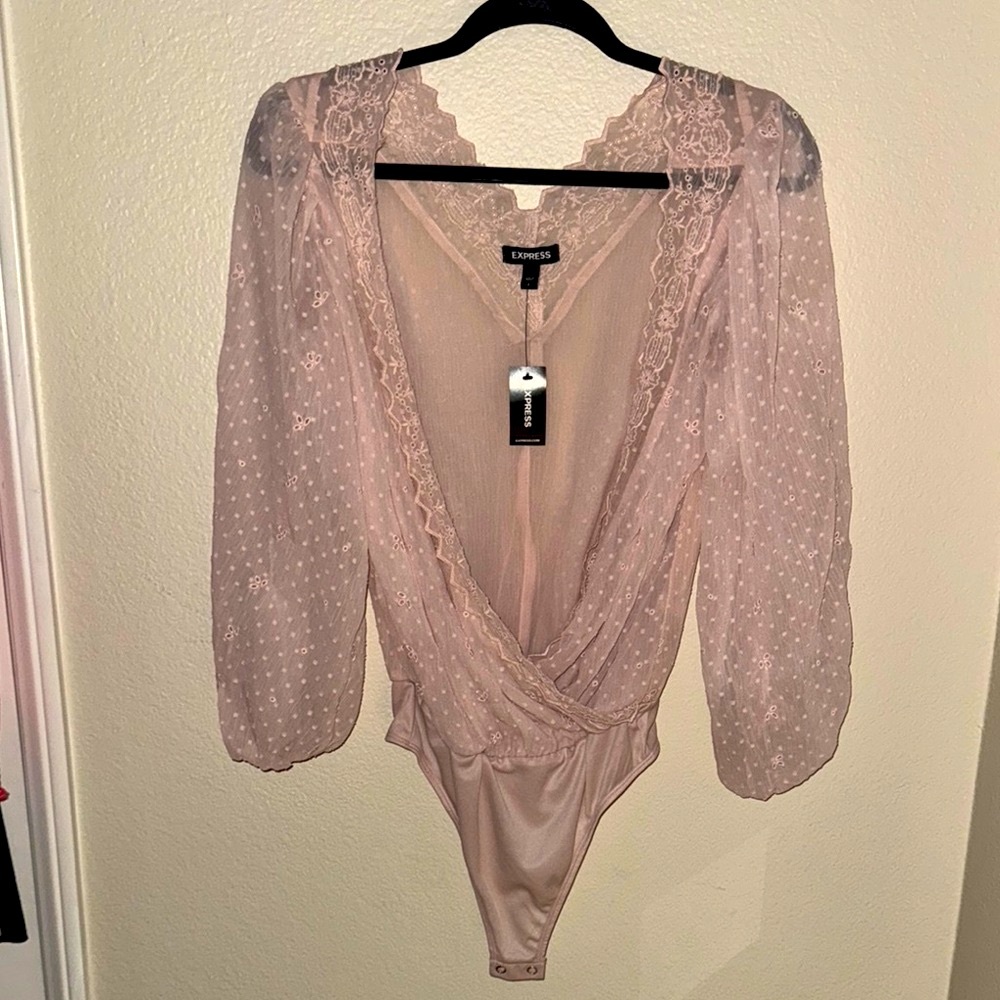Express Long-Sleeve V-Neck Lace Bodysuit - Light Pink - Size Small (NWT)